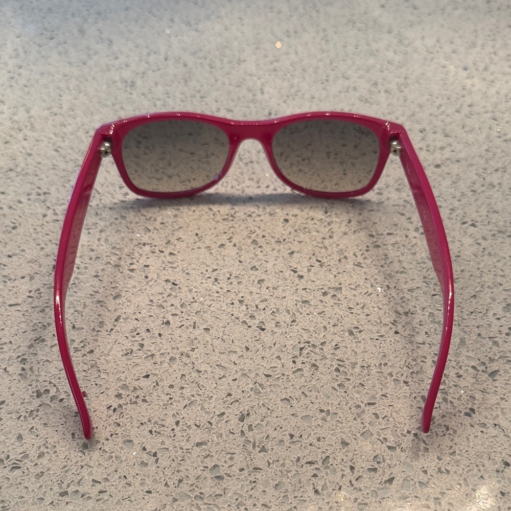 Never Worn Ray-Ban Hot Pink Wayfarer Sunglasses with Smoke Lenses - Picture 3 of 6